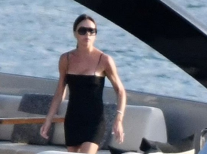 Victoria Beckham: A/W 2022 pre-collection